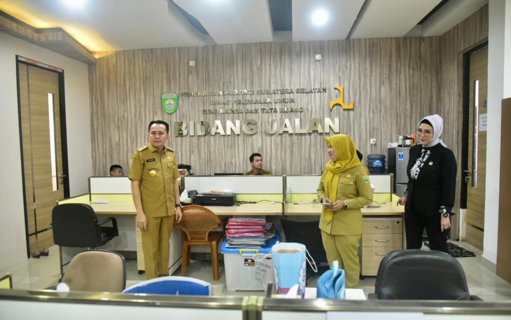 Pj Gubernur Sumsel Agus Fatoni saat sidak ke Unit Pelaksana Teknis Dinas (UPTD) Sistem Administrasi Manunggal Satu Atap (Samsat) Palembang III, Selasa (2/1/2024).