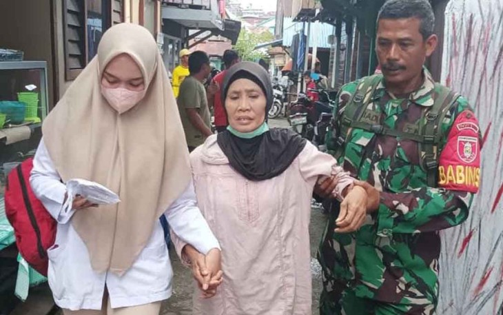 Serda Azmiadi Bintara Pembina Desa (Babinsa) Sungai Dama saat mengantarkan Srianti ke rumah sakit (RS) Dirgahayu.
