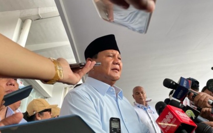 Prabowo Subianto calon presiden no urut 2 saat memberikan keterangan ke awak media di stadion GBK Senayan Jakarta, Sabtu (10/2)