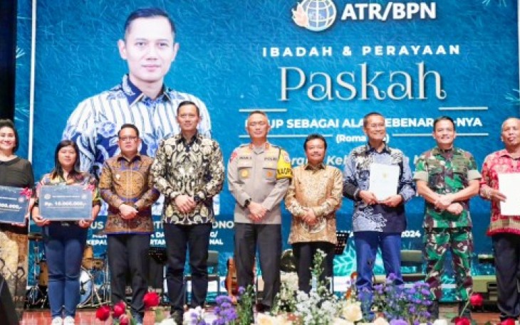Penyerahan sertipikat tanah rumah peribadatan di Surabaya 