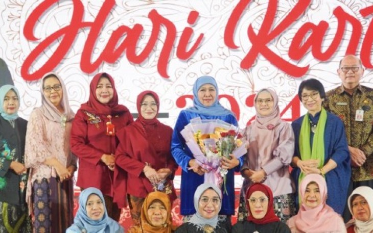 Khofifah Indar Parawansa menerima penghargaan dari Menteri PPPA sebagai Perempuan Inspiratif dalam Pembangunan Kesetaraan Gender