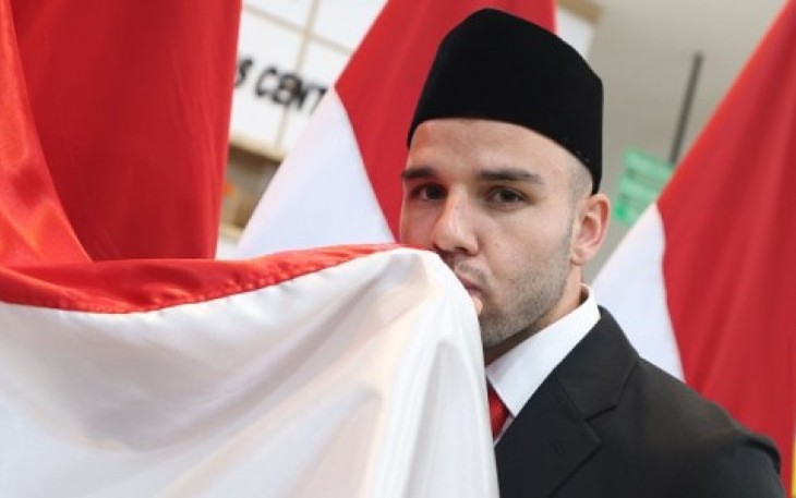 Calvin Verdonk saat mencium bendera merah putih di Jakarta, Rabu (5/6)