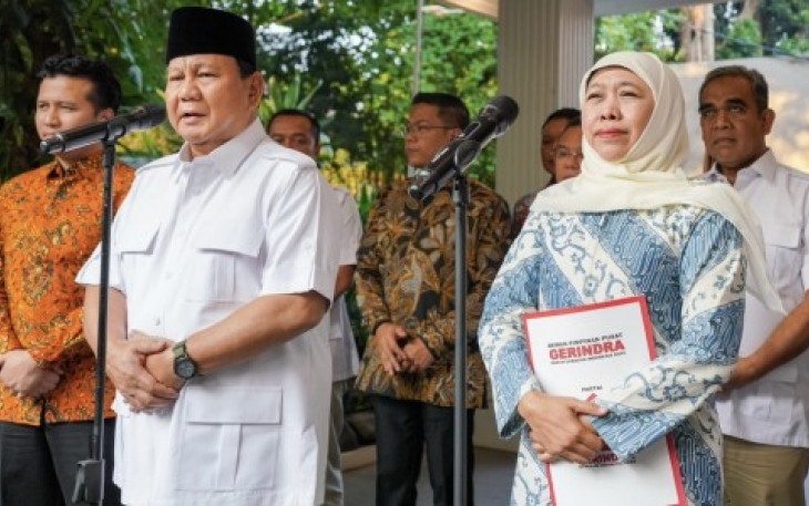 Ketum DPP Partai Gerindra, Prabowo Subianto memberikan SK rekomendasi Pilgub Jatim pada Khofifah Indar Parawansa - Emil Elestianto Dardak di Jakarta, Jum'at (07/06)