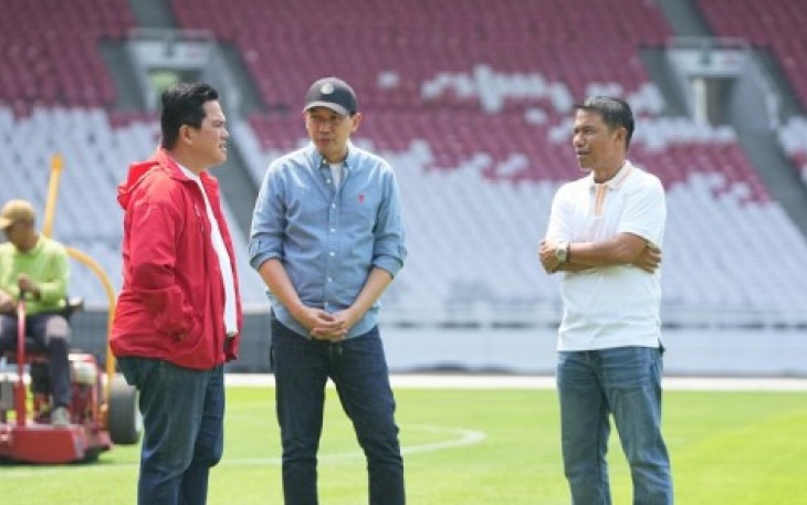 Ketum PSSI Erick Thohir saat meninjau kesiapan stadion GBK Senayan Jakarta, Sabtu (7/9)