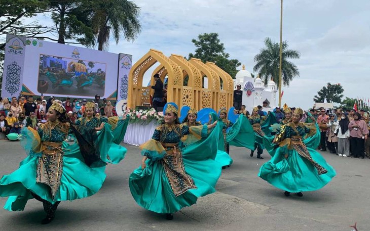 Pawai ta'aruf MTQ Nasional XXX di Samarinda, Provinsi Kalimantan Timur 