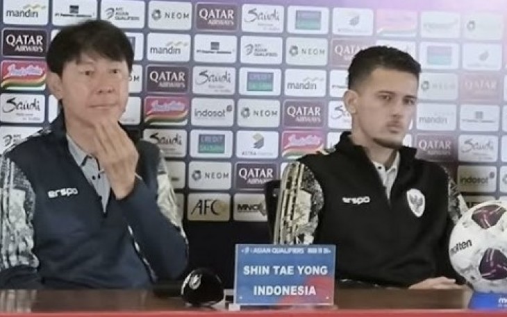 Pelatih Timnas Indonesia Shin Tae-yong bersama Justin Hubner saat konferensi pers di Jakarta, Senin (9/9)