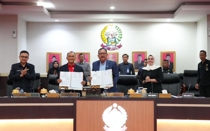 Pj Gubernur Sulsel Prof Zudan Arif Fakrulloh saat menandatangani persetujuan dengan DPRD Sulsel, Jum'at (13/9)