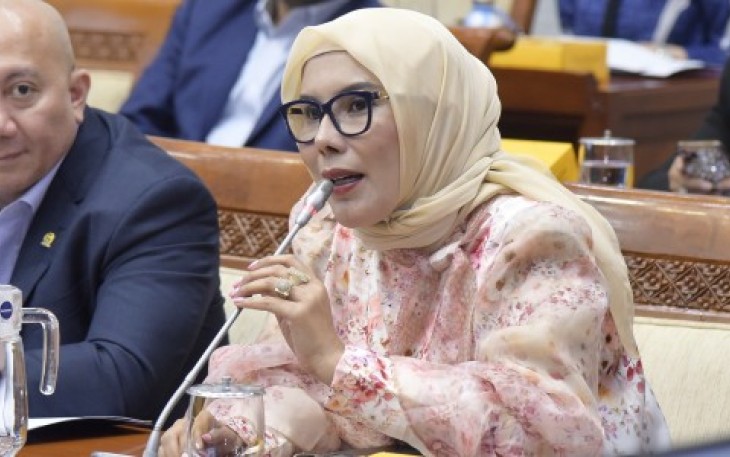 Anggota Komisi I DPR RI Okta Kumala Dewi saat RDP dengan Kemkomdigi, Selasa (5/11/24)
