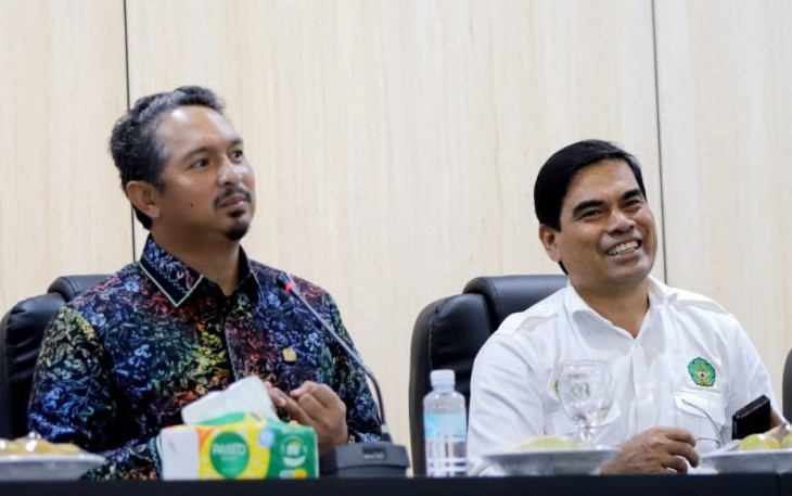 Konsulat Jenderal Malaysia Tuan Shahril Nizam Abdul Malek (batik biru) menyampaikan kuliah umum di UIN Ar-Raniry Aceh.