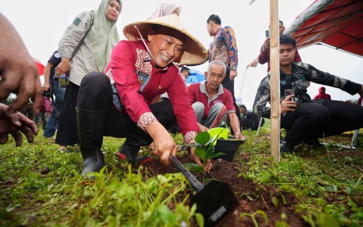 Pj Gubernur Sulsel Prof Zudan Arif Fakrulloh saat menanam bibit pohon 