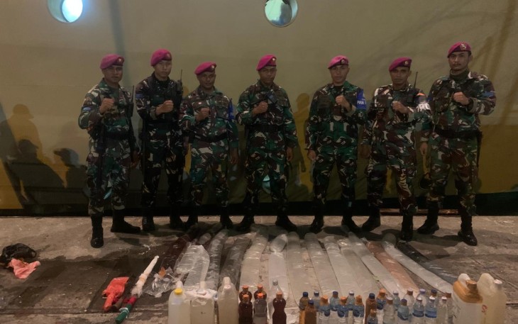 Anggota Marinir saat Amankan Ratusan Liter Miras Ilegal di Pelabuhan Ambon