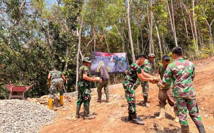 Wujud Kedekatan Babinsa Koramil 0801/01 Pacitan Saat Karya Bakti Pembuatan Jalan