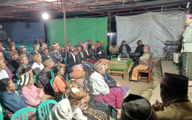 Ratusan para sesepuh saat mendengarkan sambutan Balon Bupati Hery Ngabut,S.H