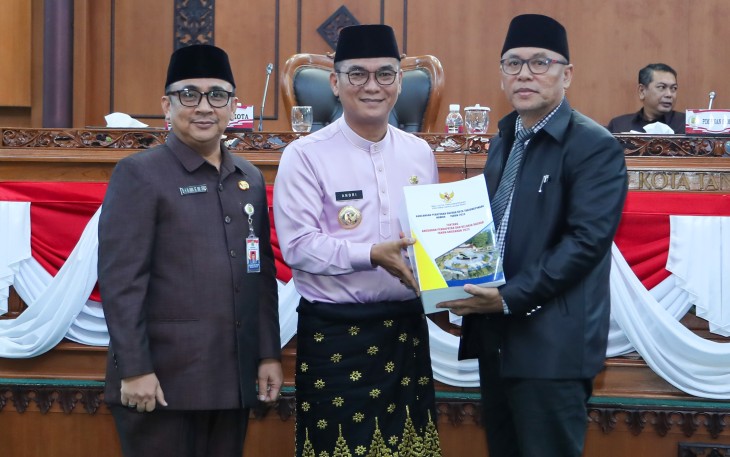 Pj Wali Kota Tanjungpinang Sampaikan Pidato Ranperda APBD Tahun Anggaran 2025 Kepada DPRD