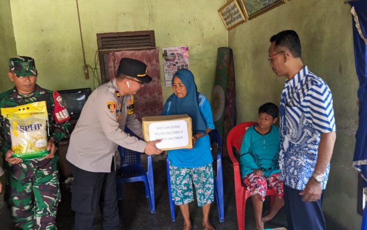 Kapolsek Belitang III Pimpin Langsung Penyerahan Bantuan Sosial Kepada Warga Desa Kuto Sari