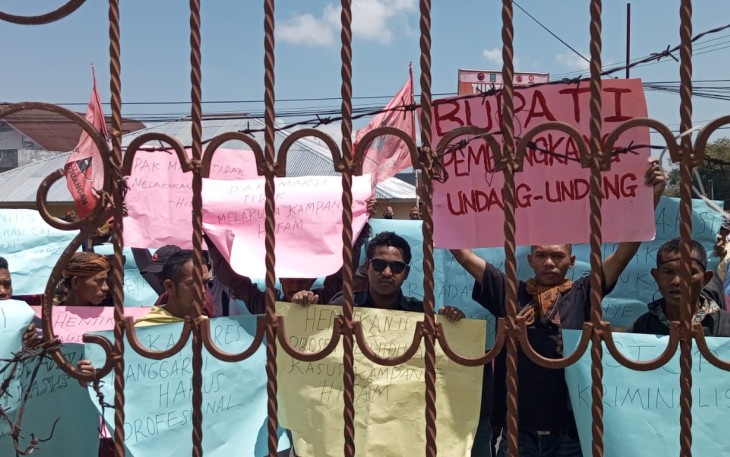 Ratusan massa pendukung Maksi-Ronal saat melakukan aksi damai di depan Kantor Centra Gakumdu Bawaslu Manggarai,Senin(28/10/2024)