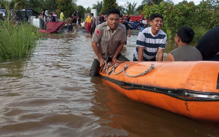 Tim gabungan melakukan evakuasi terhadap warga terdampak banjir dan pemantauan pasca banjir di Kecamatan Kota Maba, Kabupaten Halmahera Timur, Rabu (2/7). Sumber foto: BPBD Kabupaten Halmahera Timur