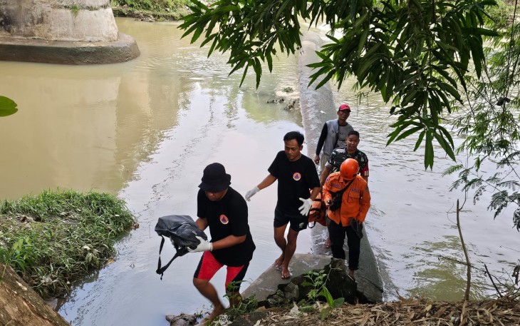 Evakuasi jasad bayi dalam tas yang ditemukan di bawah jembatan Kali Samin, Dusun Depok Kelurahan Bolong, Kecamatan Karanganyar, Kamis (21/11/2024)