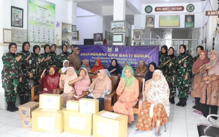  Wanita TNI Angkatan Udara (Wara) Lanud Adi Soemarmo dan Depohar 50 melaksanakan kegiatan bakti sosial berbagi paket sembako, di GPKP Usia Lanjut Aisyiyah Surakarta, Jumat (26/7/2024)