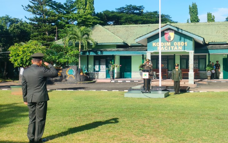 Kodim 0801/Pacitan Menggelar Upacara dalam rangka memperingati Hari Bela Negara yang ke 76 tahun 2024, bertempat di lapangan Makodim 0801/Pacitan, Jl. Letjen Suprapto No.42, Barean, Desa/Kelurahan Sidoharjo, Kec./Kab. Pacitan. Kamis (19/12/2024)