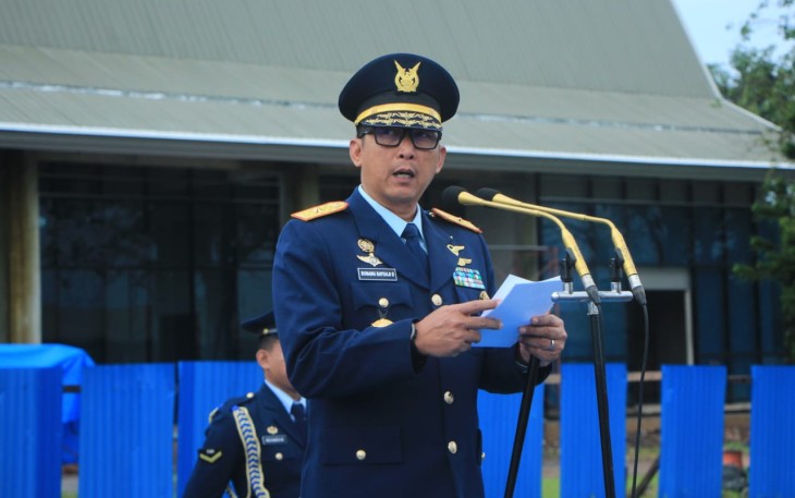 Komandan Lanud (Danlanud) Sultan Hasanuddin Marsma TNI Bonang Bayuaji G, S.E., M.M., CHRMP.,  memimpin upacara peringatan Hari Bela Negara ke-76 tahun 2024 di jajaran Lanud Sultan Hasanuddin yang digelar di Apron Galaktika Lanud Sultan Hasanuddin, Maros, Kamis (19/12/2024)