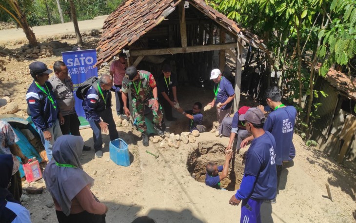 Peran Aktif Babinsa Koramil 0801/03 Arjosari Dampingi Pembuatan MCK