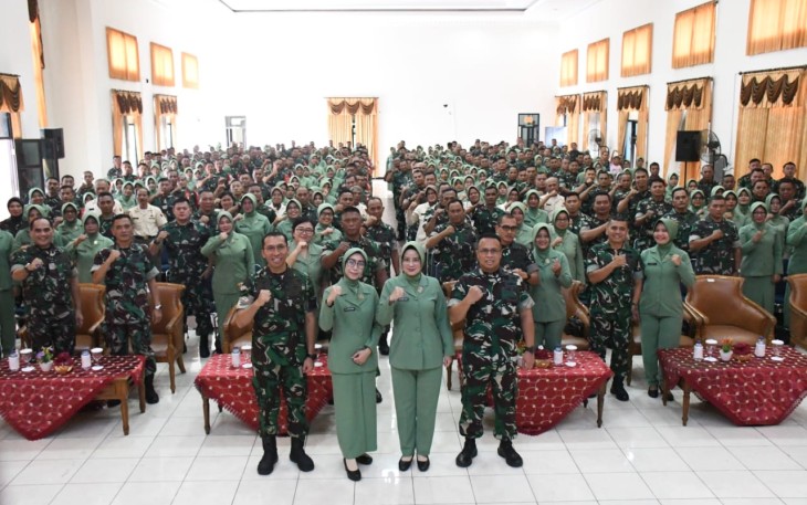 Danrem 081/DSJ Kolonel Inf Rama Pratama berikan arahan kepada prajurit dan Persit di Makodim 0804/Magetan, Senin (30/12/2024)