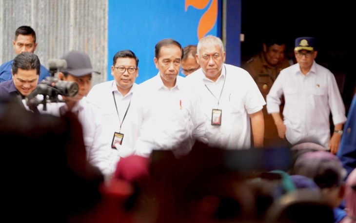 Kepala Bapanas Arief Prasetyo Adi saat mendampingi presiden Jokowi di Maros, Sulawesi Selatan, Kamis (22/2)