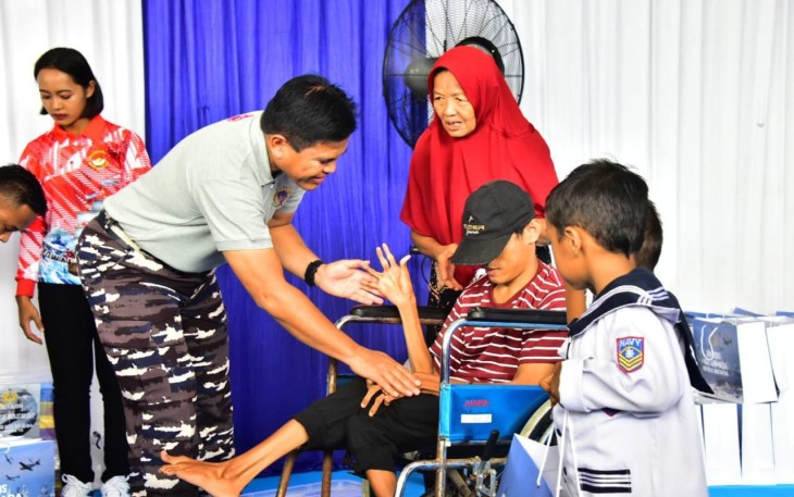 Kasal Laksamana TNI Dr. Muhammad Ali saat membuka langsung kegiatan Bakti Kesehatan (Bakes) dan Bakti Sosial (Baksos) kepada masyarakat Desa Tanjung Kait bertempat di Wihara Kongco Tjo Soekong Tanjung Kait, Kecamatan Mauk, Kabupaten Tangerang, Sabtu (21/12).
