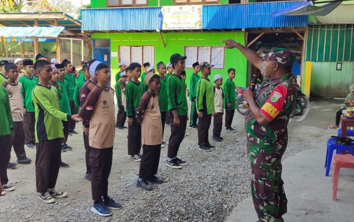  Babinsa Koramil 1710-02/Timika Serka Alowesius Weyau dan Serda La Zulhija memberikan pelatihan Peraturan Baris Berbaris (PBB) dan pembekalan Wawasan Kebangsaan (Wasbang) kepada siswa-siswi SD Kardova Kel. Pasar Sentral, Distrik Mimika Baru, Kab. Mimika, Selasa (09/01/2024)