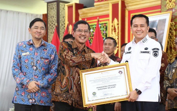  Penjabat (Pj) Gubernur Sumatera Selatan (Sumsel) Agus Fatoni menerima penghargaan dari Ombudsman RI atas Predikat Zona Hijau Kategori A Penyelenggaraan Layanan Publik di Provinsi Sumsel dengan nilai 85,25 poin termasuk kualitas tinggi