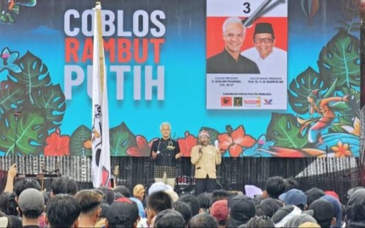 Mahfud MD Cawapres No Urut 3 saat membacakan Maklumat dan Janji Politik pada hajatan rakyat menutup kampanye di Semarang, Sabtu (10/2)