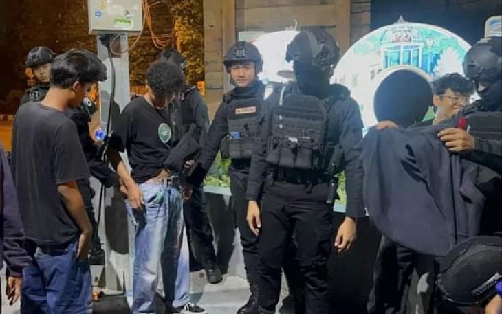 Tim Sparta Satuan Samapta Polresta Surakarta mengamankan lima pemuda yang sedang nongkrong sambil pesta miras di Shelter Manahan Solo, Minggu (2/6/2024) dini hari