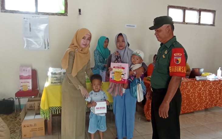 Babinsa Koramil Geger saat Dampingi Layanan Posyandu di wilayah binaan, Kamis (8/2/2024).
