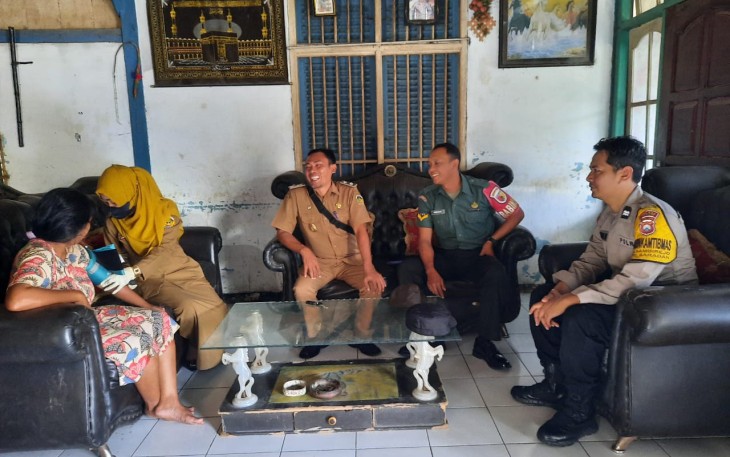 Babinsa saat Dampingi Nakes Berikan Layanan Kesehatan bagi ODGJ