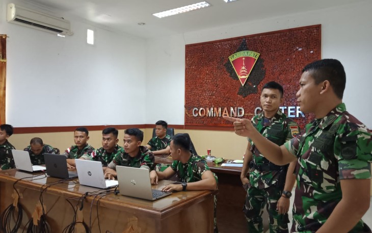 Personil Batalyon Komposit l/Gardapati Uji Jaringan dan Komunikasi Saat Latihan
