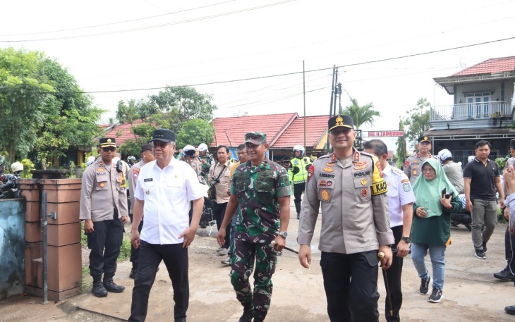 Pangdam XII/Tanjungpura Mayjen TNI Iwan Setiawan, S.E., M.M., bersama dengan Forkopimda Provinsi Kalimantan Barat melaksanakan patroli dan meninjau langsung pelaksanaan pemungutan suara Pemilu 2024 di sejumlah TPS di Kota Pontianak, Rabu (14/2/2024)