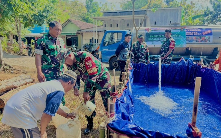 Babinsa Ramil 0801/01 Pacitan Bantu Pendistribusian Air Bersih Bagi Warga Binaan