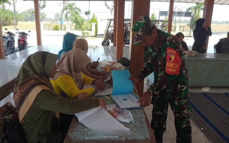 Babinsa Lakukan Pendataan Balita untuk Imunisasi di Desa Kuwu