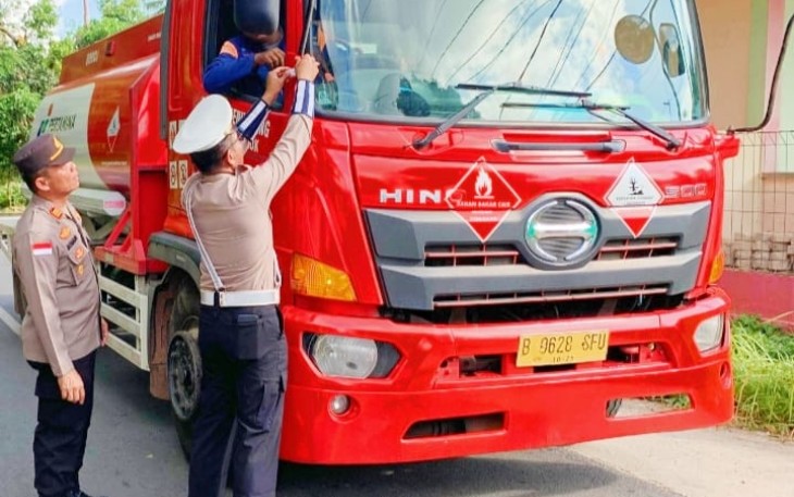 Polres Bintan Berikan Bendera Merah Putih Secara Gratis