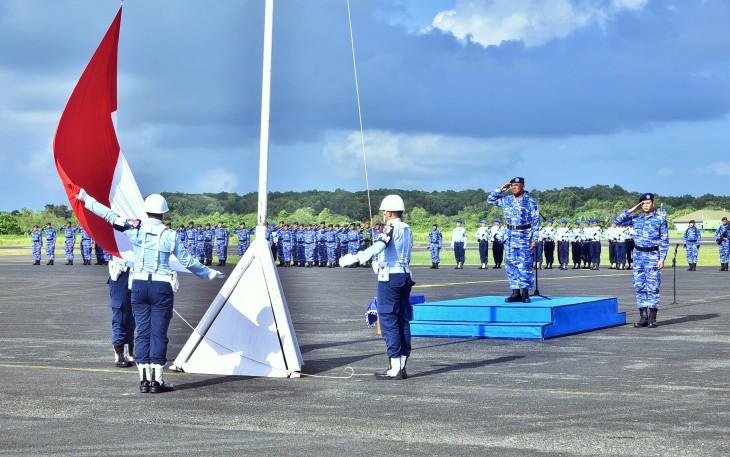 Komandan Pangkalan TNI AU Raden Sadjad (RSA) Natuna, Kolonel Pnb Dedy Iskandar, S.Sos., M.M.S., M.Han., diwakili oleh Kadispotdirga Lanud RSA, Letkol Pom Fanny Philips H, memimpin upacara bendera 17-an di Main Apron Base Operation Lanud RSA Kabupaten Natuna Provinsi Kepulauan Riau, Senin (18/3/2024)