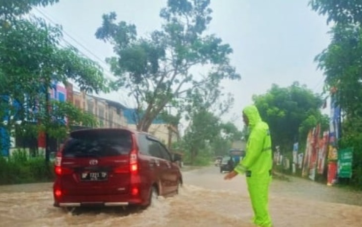 Personel Polres Bintan Turun ke Jalan Pantau Gangguan Lalulintas Saat Hujan