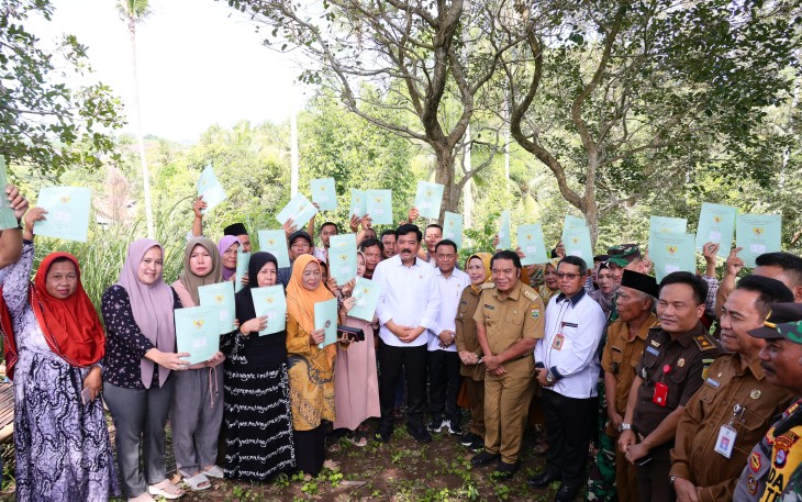 Menteri Agraria dan Tata Ruang/Kepala Badan Pertanahan Nasional (ATR/BPN), Hadi Tjahjanto membagikan sebanyak 40 sertipikat tanah secara langsung kepada masyarakat Desa Grogol Indah, Kecamatan Anyar, Kabupaten Serang, Provinsi Banten, pada Selasa (13/02/2024)