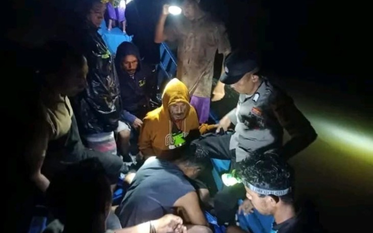 Tim gabungan melakukan penanganan korban yang terseret air, Minggu (21/1). Sumber foto: BPBD Kab Halmahera Selatan