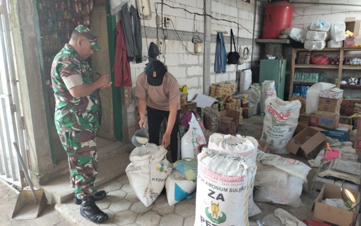 Babinsa Koramil Kwadungan Kodim Ngawi Sertu Samsul memantau harga sembako di Pasar Tradisional, Kamis (14/3/2024)