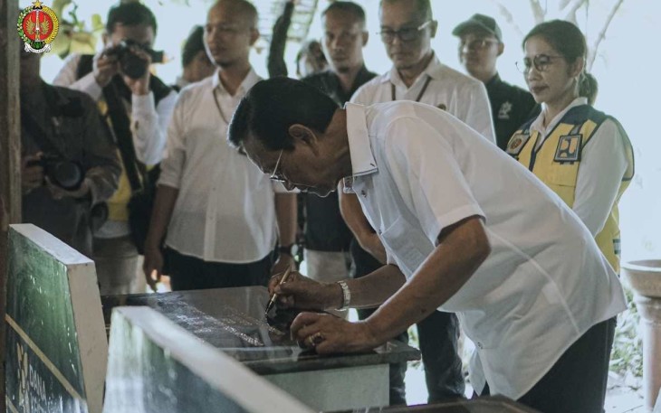 Gubernur DIY Sri Sultan Hamengku Buwono X segera melakukan peresmian jembatan Kedung Kandang, dan meninjau ruas jalan Tawang-Ngalang, Kamis (18/01) di Nglangeran, Patuk, Gunungkidul.