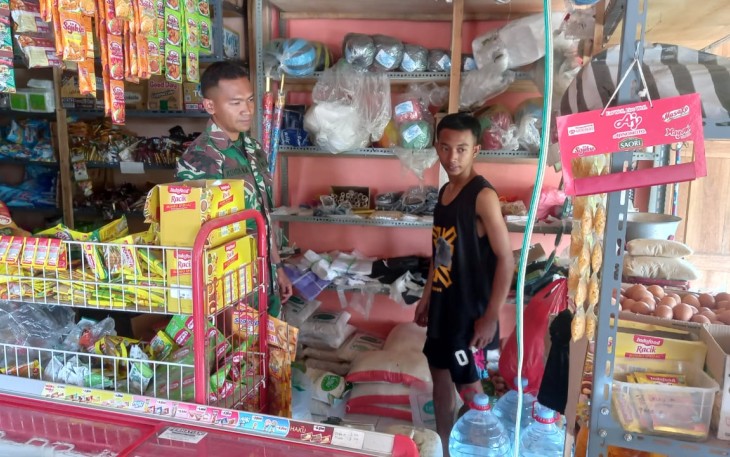 Babinsa Koramil Karanganyar saat Tinjau Langsung Harga Beras di Pasar Tradisional