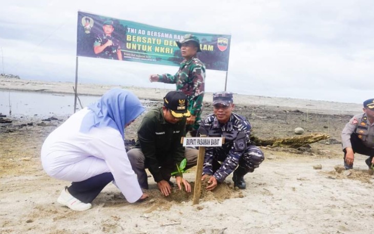 Wabup Risnawanto Bersama Forkopimda Lakukan Penanaman Mangrove Secara Serentak Oleh Jajaran TNI Bukit Barisan 