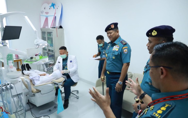 Pangkoarmada III saat meninjau RSAL dr. Oetoyo