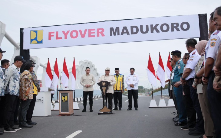 Presiden Prabowo Subianto saat meresmikan Flyover Madukoro yang terletak di Jalan Yos Sudarso, Kota Semarang, Jawa Tengah pada Rabu (11/12).